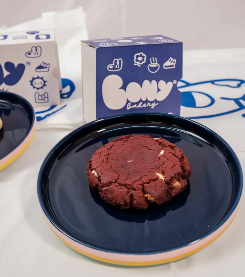 Galleta red velvet con el empaque de Bony
