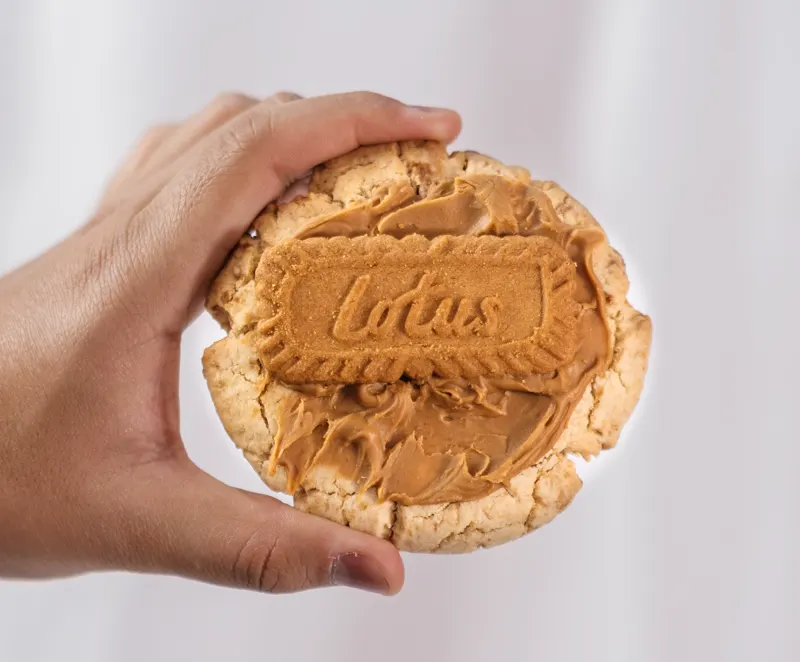 Galleta Lotus en mano