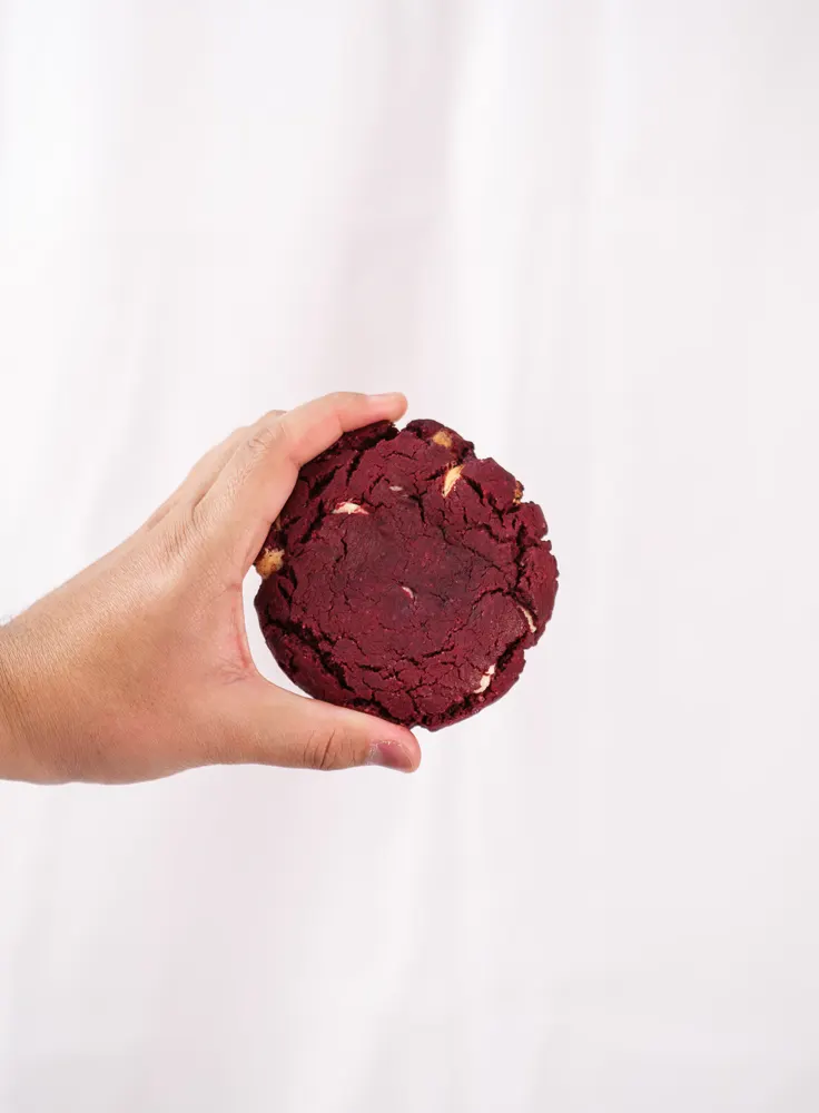 Galleta red velvet en mano