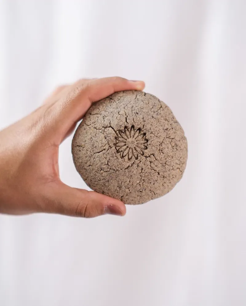 Galleta con sello de flor en mano