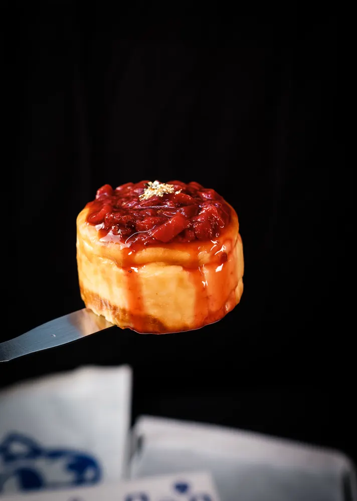 Cheesecake de fresa sobre espátula