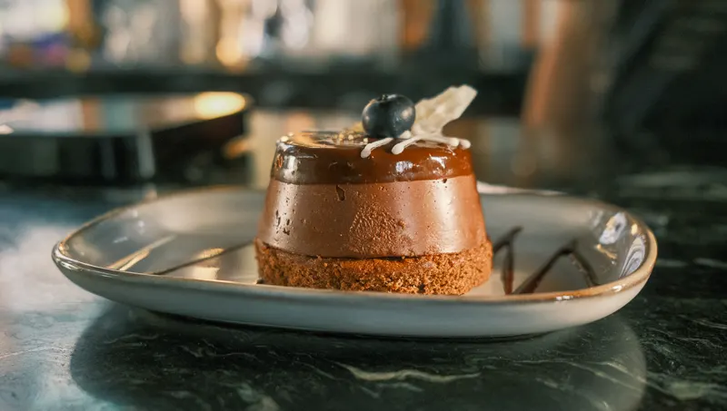 Postre de chocolate sobre mármol
